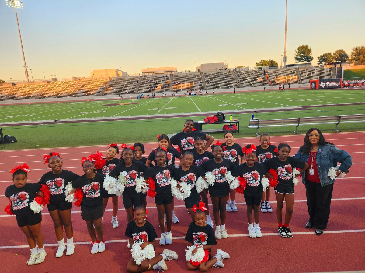 The ULEE Cheer Squad did an AMAZING job last night at Carter Feeder Night! We even got an honary cheerleader! Thank you, ED. Wright for always being a cheerleader! 
<a href="/umphrey_lee/">Umphrey Lee Elementary</a>
<a href="/DWCarterHS/">Dallas Carter High School</a>
<a href="/Tanya_N_Shelton/">Dr. Tanya Shelton</a> <a href="/ACEDallasISD/">ACE Dallas ISD</a> <a href="/dallasathletics/">Dallas ISD Athletics</a> <a href="/SEAS_DallasISD/">Student Engagement and Support (SEAS)</a>
