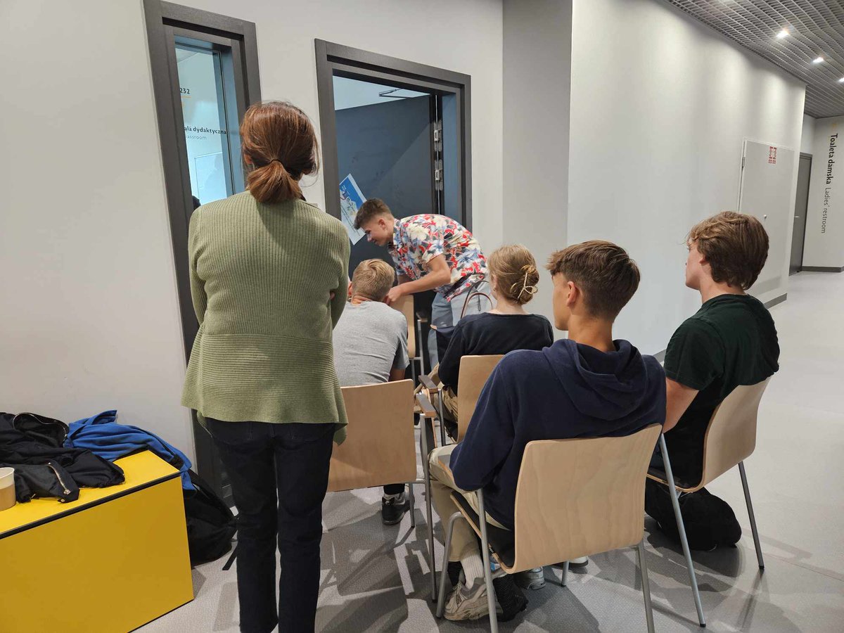 HarmonyFigs's tweet photo. Yesterday we held our two popular science events as part of the science festival. 🤓
The engagement and the number of the audience completely surprised us. During Justyna and Julia's lecture, the room was literally filled to the brim (as you can see in the photos). https://t.co/bZftFNXsMb