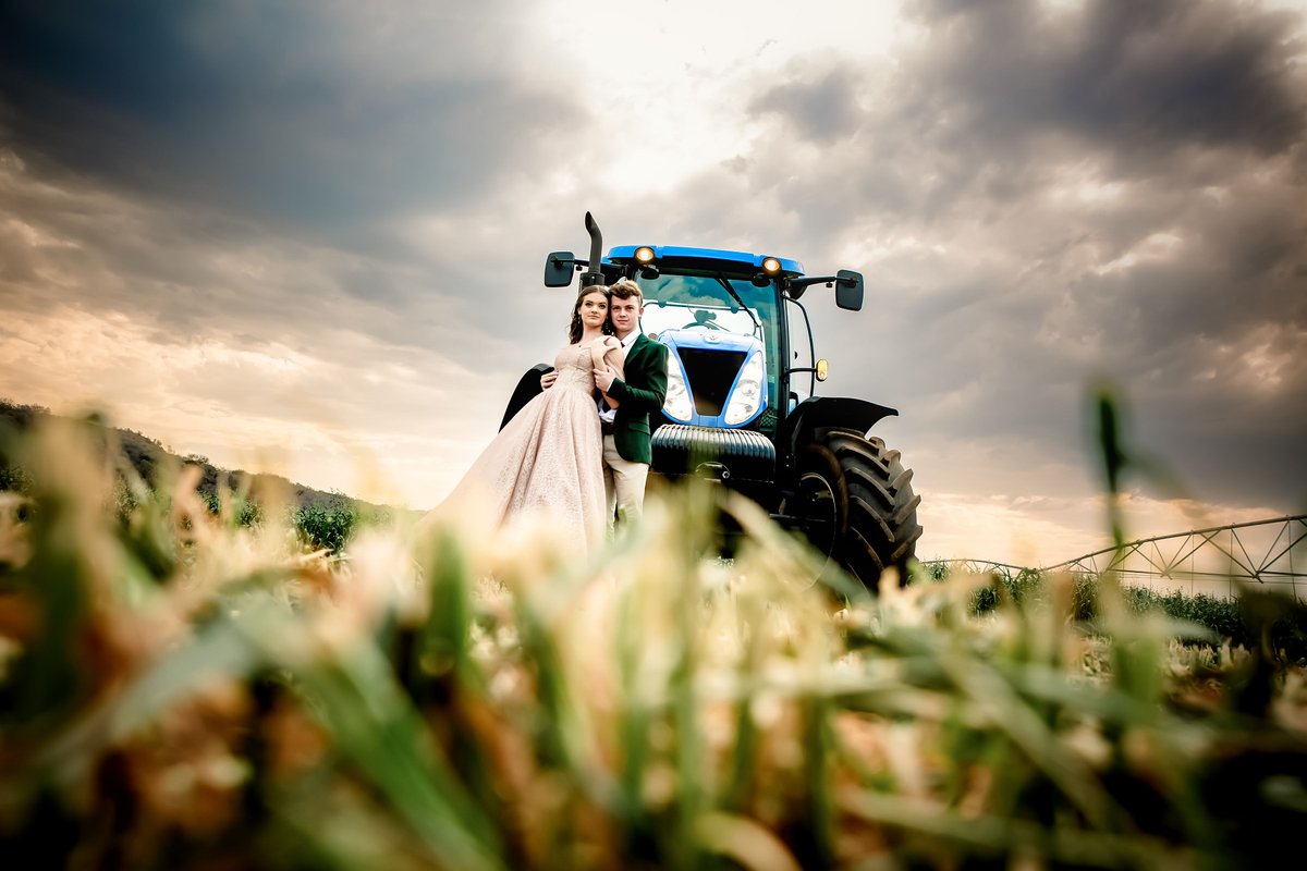 Matrics of a high school in Lichtenburg arrived at their farewell in bold style with the New Holland T7040.
@NewHollandAG