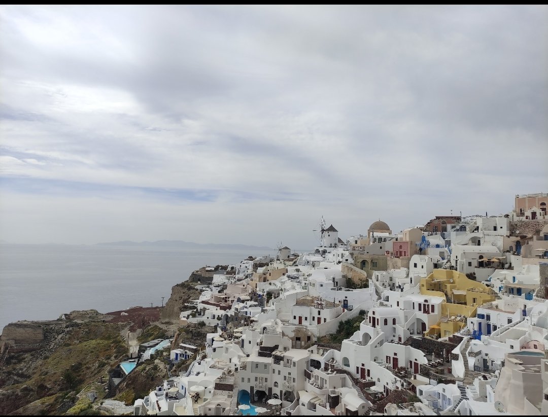 ulasgursat's tweet photo. Dört yıl yaşadığım Santorini'ye yakın bir zamanda veda ediyorum. Çok merak eden ve gitmek isteyen varsa söyleyeyim; üç günden fazlası gereksiz. https://t.co/KZ45JHR35X