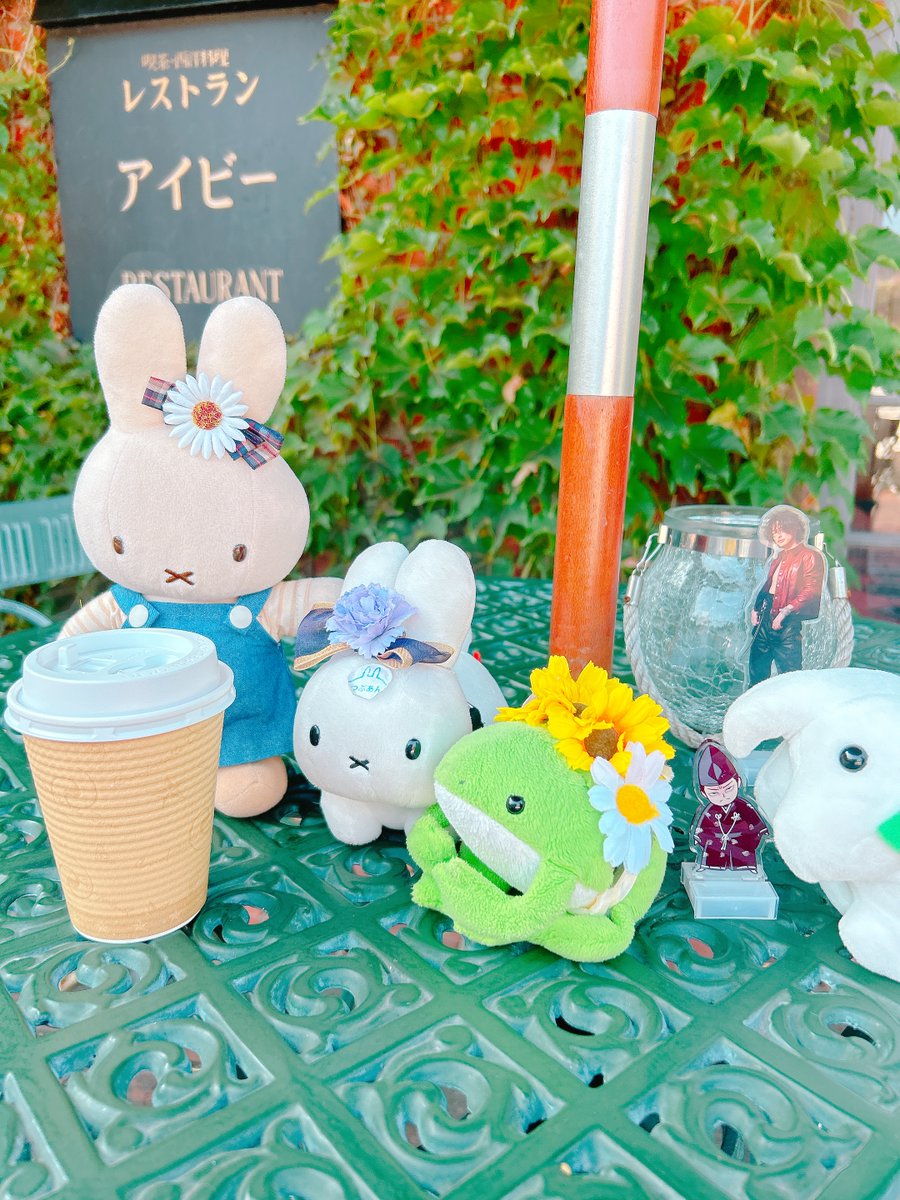 「朝食会場の飲み物はテイクアウトできるので中庭でまったり一服。ビアガーデンの無い時」|ロックのイラスト