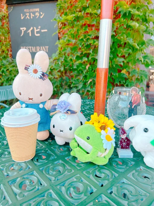 朝食会場の飲み物はテイクアウトできるので中庭でまったり一服。ビアガーデンの無い時期だとこの白い椅子はなくてもっと広々してます。
