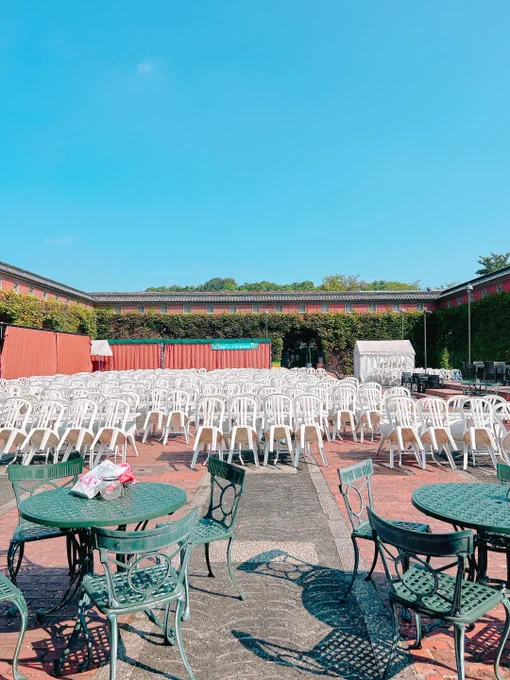 朝食会場の飲み物はテイクアウトできるので中庭でまったり一服。ビアガーデンの無い時期だとこの白い椅子はなくてもっと広々してます。