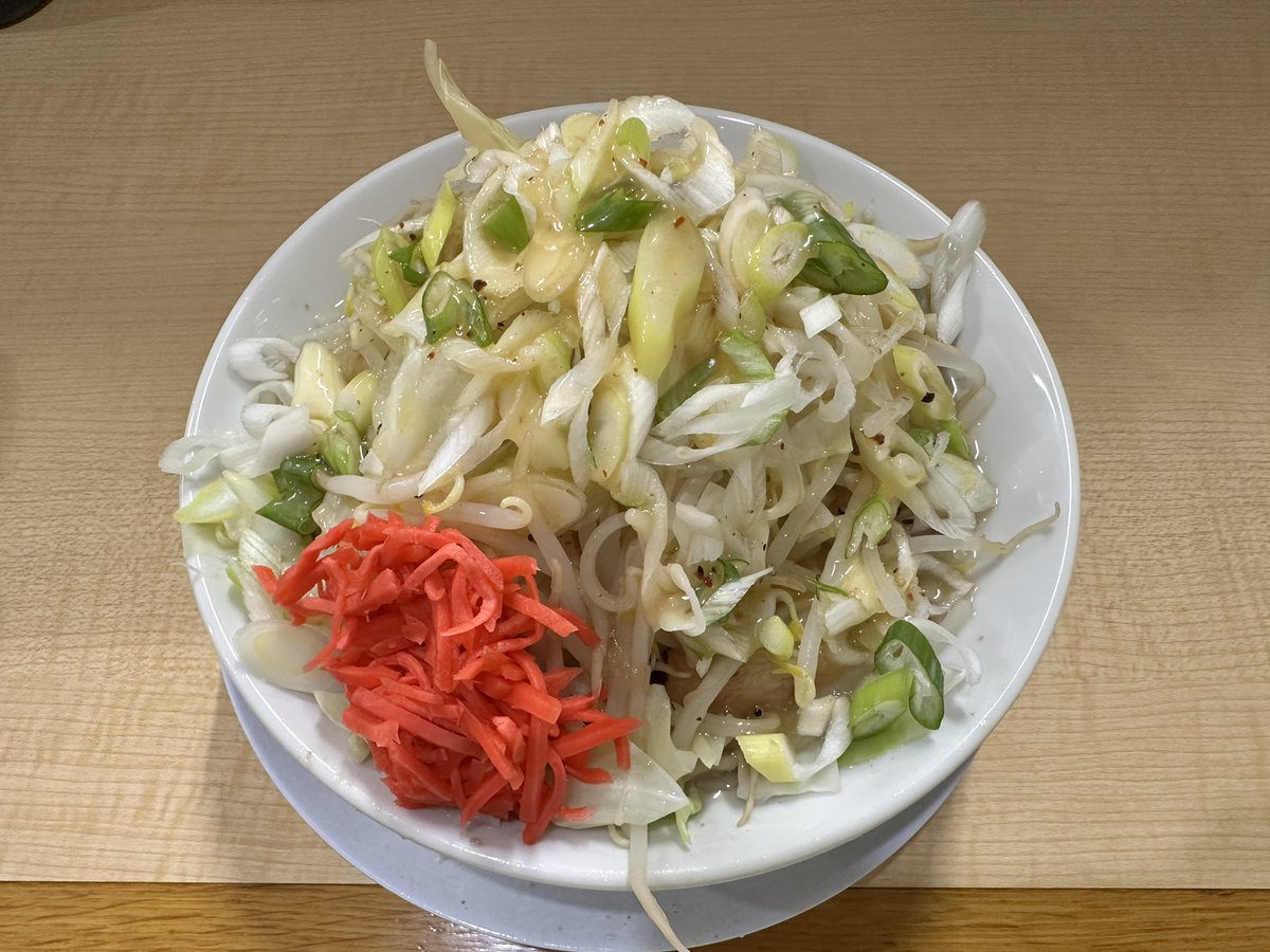 Cb103A's tweet photo. ラーメンジャパン ネギ塩レモンG麺
前回の試食時にネギもあった方がいいかも‼️と話をして、ネギ切るの面倒とか言いつつもさっそく改良されました笑
レモン塩ダレがネギと野菜にかけられているので最初に野菜を取れるヘルシー健康食❓です🥬
ご馳走様でした。 https://t.co/pXdbzNiwRy