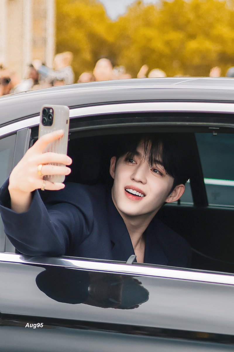 19950808_aug's tweet photo. 240927 LOEWE FASHION SHOW

#세븐틴 #SEVENTEEN 
#최승철 #승철 #에스쿱스
#SCOUPSxLoeweSS25 
#ParisFashionWeek #LoeweSS25 
@pledis_17 @LoeweOfficial https://t.co/d2oKlHm0P1