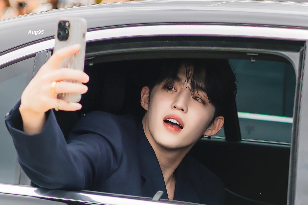 19950808_aug's tweet photo. 240927 LOEWE FASHION SHOW

#세븐틴 #SEVENTEEN 
#최승철 #승철 #에스쿱스
#SCOUPSxLoeweSS25 
#ParisFashionWeek #LoeweSS25 
@pledis_17 @LoeweOfficial https://t.co/d2oKlHm0P1