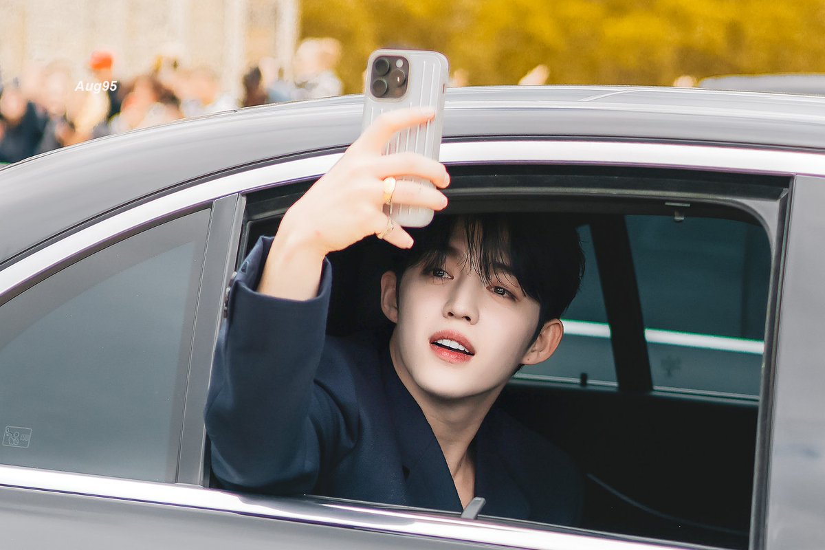 19950808_aug's tweet photo. 240927 LOEWE FASHION SHOW

#세븐틴 #SEVENTEEN 
#최승철 #승철 #에스쿱스
#SCOUPSxLoeweSS25 
#ParisFashionWeek #LoeweSS25 
@pledis_17 @LoeweOfficial https://t.co/d2oKlHm0P1