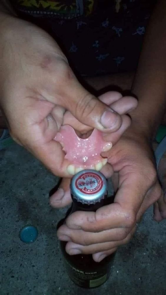 MizPedro's tweet photo. destapo la cerveza con lo diente! como los envejecientes !!! https://t.co/OyqpdlLP65