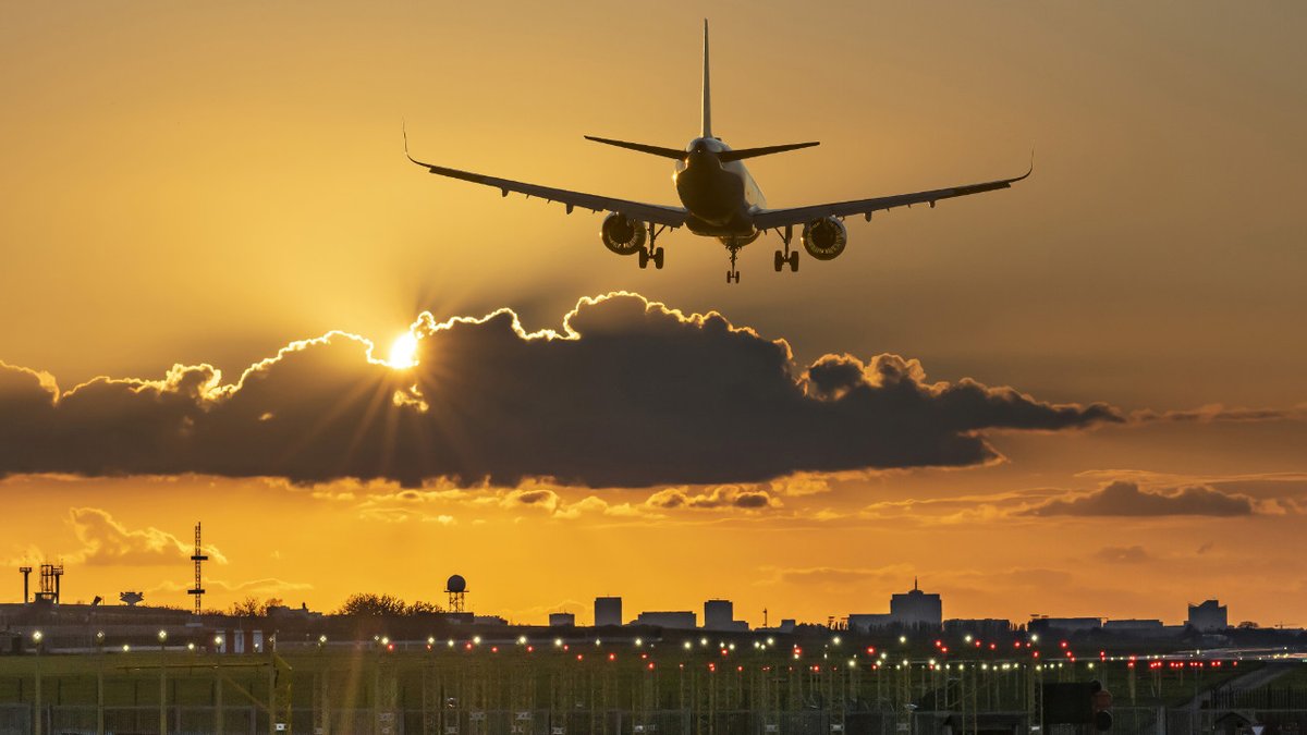 ✈  @skeyes &amp; <a href="/BrusselsAirport/">Brussels Airport</a>  starten op 1 oktober met demonstratievluchten met steilere landingshoeken om geluidsoverlast te verminderen als onderdeel van het HERON-project.🌍 Lees meer: bit.ly/3zIeXBC  #DuurzameLuchtvaart #Geluidsreductie #Innovatie