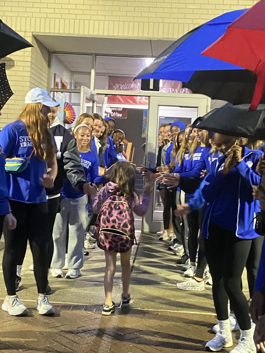 Coach_A_Martin's tweet photo. Our women’s team had so much fun at #HighFiveFriday! Thank you ⁦@TammySchaffer⁩ for setting it up!!! #GrowtheForest #StayRooted  The kids were adorable!!! https://t.co/f74tfaKK6D