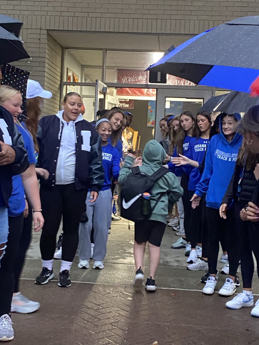 Coach_A_Martin's tweet photo. Our women’s team had so much fun at #HighFiveFriday! Thank you ⁦@TammySchaffer⁩ for setting it up!!! #GrowtheForest #StayRooted  The kids were adorable!!! https://t.co/f74tfaKK6D