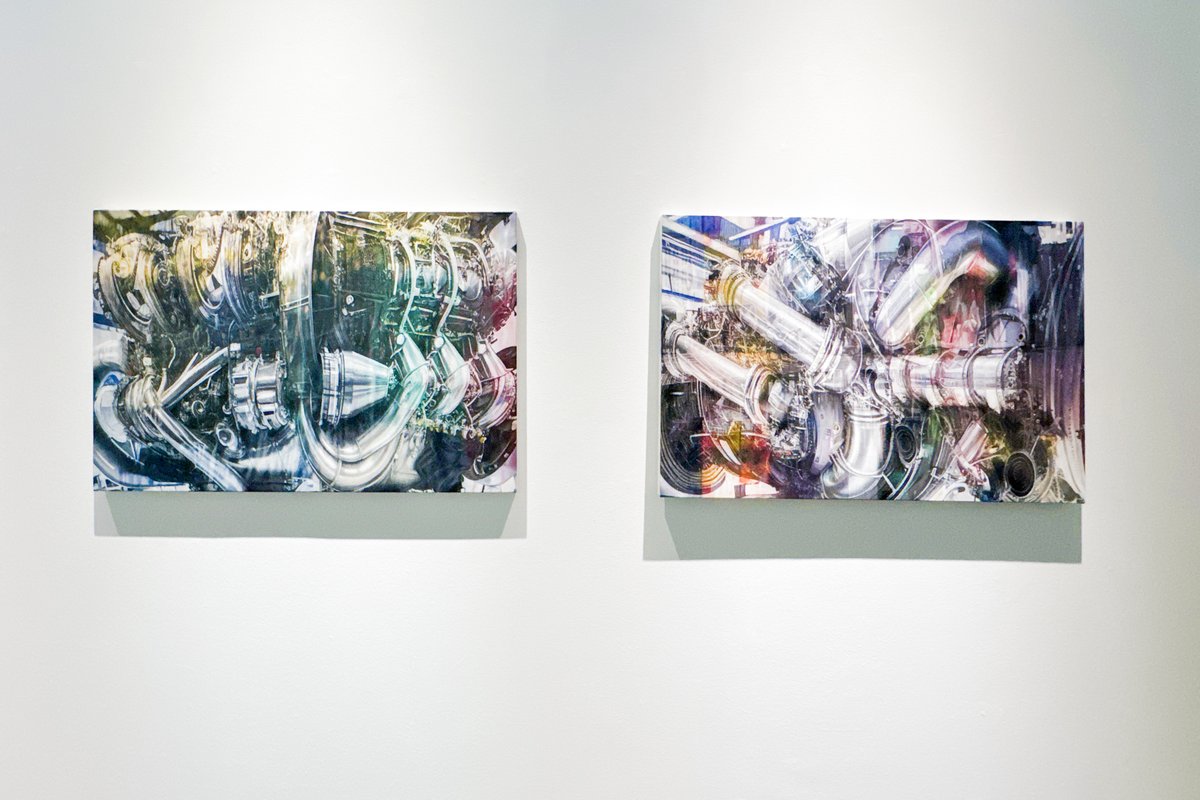 plastic_candy's tweet photo. 牧田愛さん「人工的神々」@ PARCEL。最初に作品だけを観て、写実的だけど、多重露光のようだったり、機械と都市のダブルイメージのようだったりと、現実とは違って見える不思議なイメージで、過去に拝見してきた作品と少し違って見えたのだけれど。
これまでの作品と同様なモチーフを扱いながら、
Midjourney、DALL-E 2などのツールを駆使して、生成された素材をベースに、ご自身の感性で最終的なペインティングを創り上げられたものだそう。