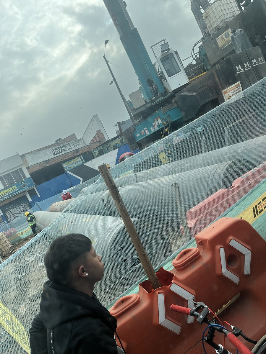 unaguerreromas's tweet photo. Gracias @MetroBogota @BogotaTransito @Bogota es súper divertido madrugar a aguantar una hora de trancon solo porque se les ocurrió traer unos tubos de mierda y dejarlos en la av Villavicencio. https://t.co/dJoTkqixkU