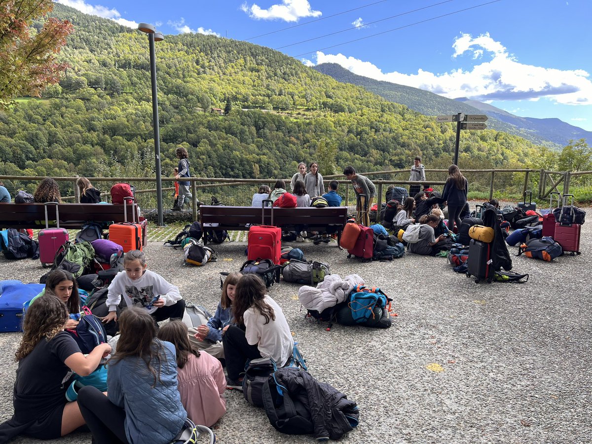 Esperant al grup que baixa caminant de Nuria a Queralbs. Sortim a les 15:00 cap a Cardedeu #Nuria2425PlaMarcell <a href="/mireiaclasca/">mireia clascà</a>