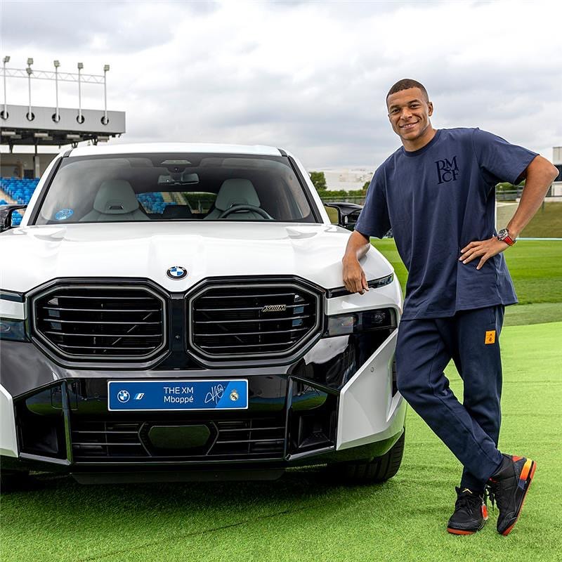 DEfumo3359's tweet photo. Les joueurs de @realmadridfra ont reçu leurs voitures électriques chez BMW 🥇⚽❤️

#RealMadrid #GrandeFratello #Garime #DevaraCelebrations #sstvi https://t.co/uG3BIRGAEV