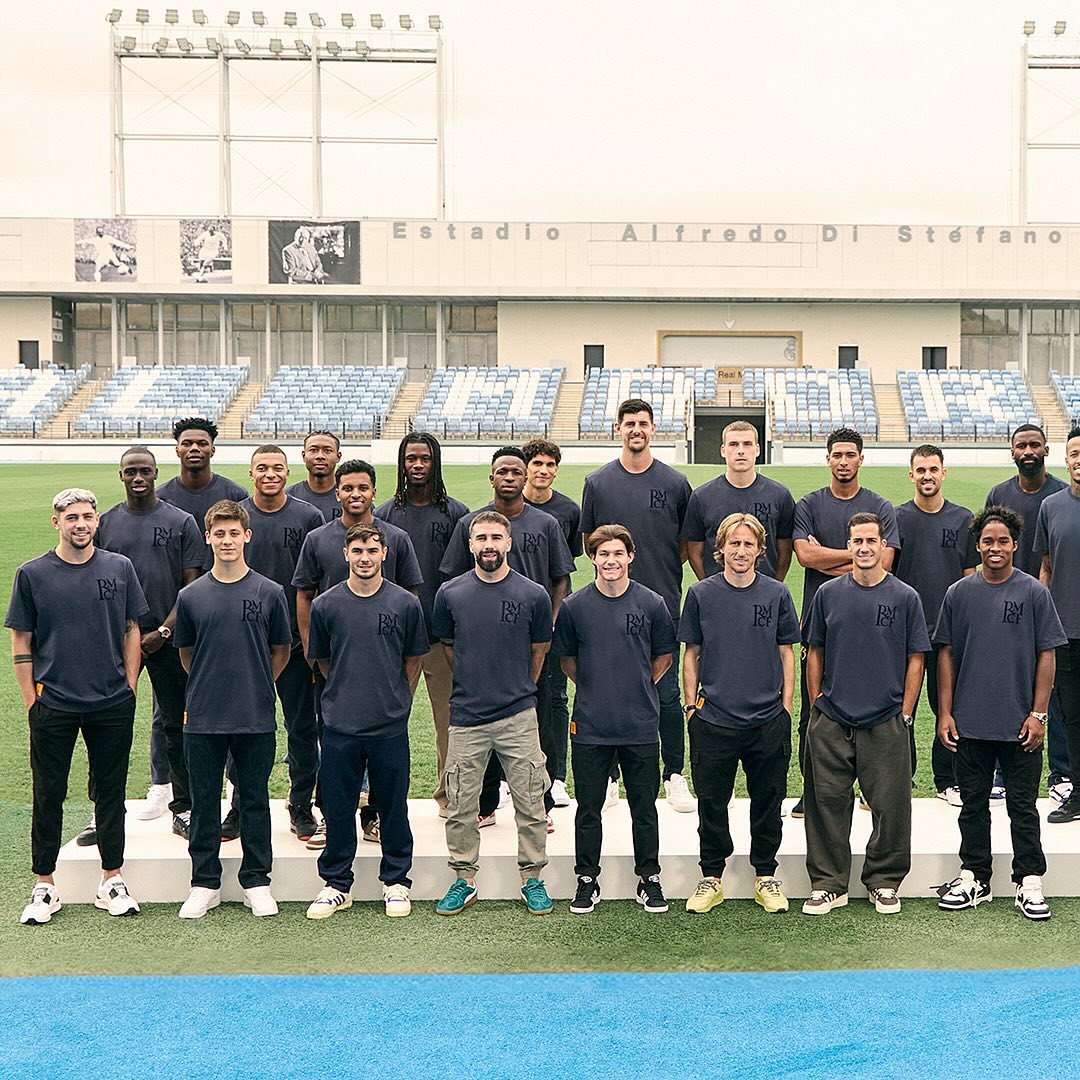 DEfumo3359's tweet photo. Les joueurs de @realmadridfra ont reçu leurs voitures électriques chez BMW 🥇⚽❤️

#RealMadrid #GrandeFratello #Garime #DevaraCelebrations #sstvi https://t.co/uG3BIRGAEV