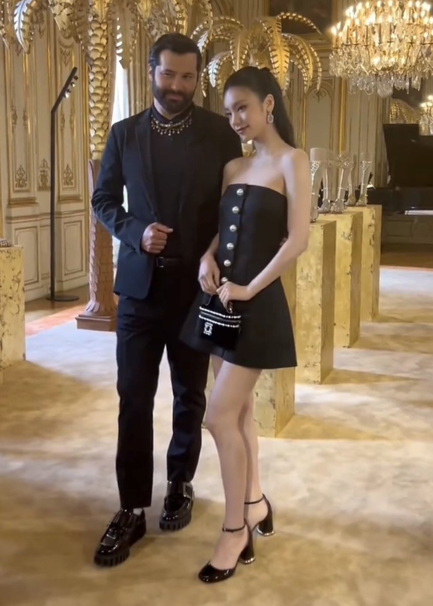 yeji_freedomfry's tweet photo. YEJI with

① TOD'S CEO &amp; GM
② Roger Vivier’s Creative Director

YEJI AT ROGER VIVIER PFW
#YEJI #RogerVivier #ParisFashionWeek https://t.co/baosjVBtOj