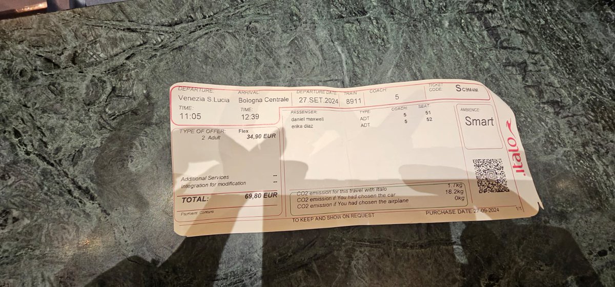 Andreadinnet's tweet photo. @ItaloTreno D'urgenza, la nostra valigia è stata lasciata sul treno e ne abbiamo presa un'altra, il treno per Roma non è ancora arrivato! E non esiste un modo per comunicare solo attraverso il web https://t.co/XE9DVtJCrq