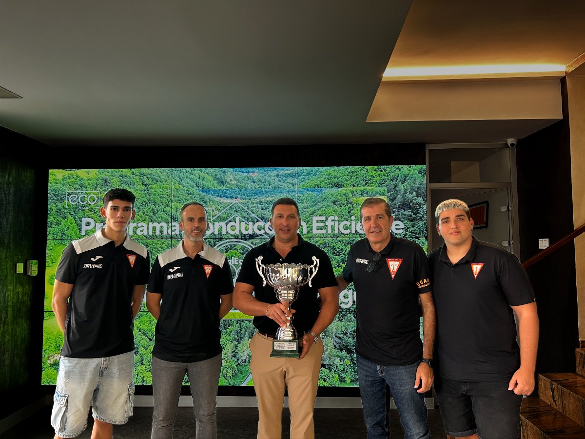 DesguaceParisFS's tweet photo. ➡️ 𝗩𝗜𝗦𝗜𝗧𝗔 𝗢𝗥𝗩𝗜𝗣𝗔𝗟  🚛

Visita @Orvipal y hace entrega de replica copa campeón del equipo femenino.
Nuestro agradecimiento por su colaboración, apoyo y estar al lado de nuestro club,  muchas gracias @Joaquinvife 🦾

🟠🔵

#pasiónsinrival
#formamosfutsal https://t.co/j9saPz0GBE
