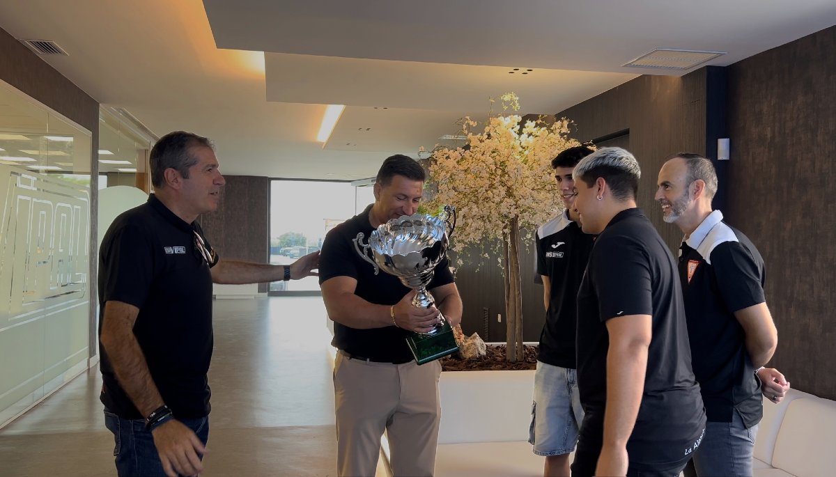 DesguaceParisFS's tweet photo. ➡️ 𝗩𝗜𝗦𝗜𝗧𝗔 𝗢𝗥𝗩𝗜𝗣𝗔𝗟  🚛

Visita @Orvipal y hace entrega de replica copa campeón del equipo femenino.
Nuestro agradecimiento por su colaboración, apoyo y estar al lado de nuestro club,  muchas gracias @Joaquinvife 🦾

🟠🔵

#pasiónsinrival
#formamosfutsal https://t.co/j9saPz0GBE