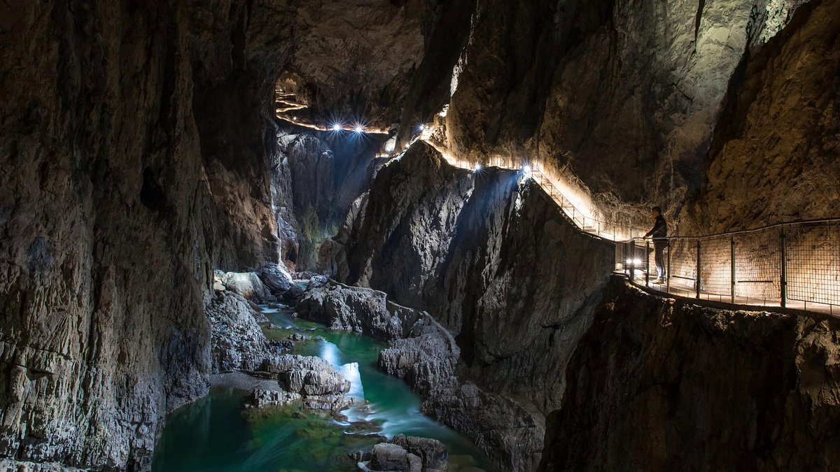 Have you heard of the Heavenly Pit? The Xiaozhai Tiankeng is the world's  deepest sinkhole and is located in Fengjie County, China. It's 626 meters  long (2,054 feet), and between 511-622 meters, image size:1200x675