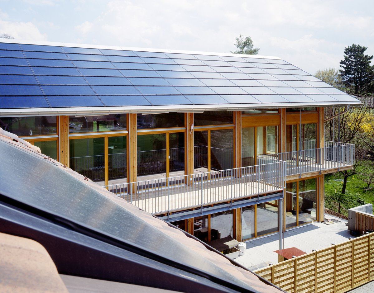 AxSunSolar's tweet image. 🌞Stil trifft auf Effizienz
Warum Ziegel, wenn es auch Solarmodule sein können? Unsere wunderschönen Indach-Module ersetzen optimal die Ziegeleindeckung.
#IndachModule #Solarenergie #Dachsanierung #Nachhaltigkeit #MadeInGermany #AxSunSolar #Solrif #PVIndach #ErneuerbareEnergie