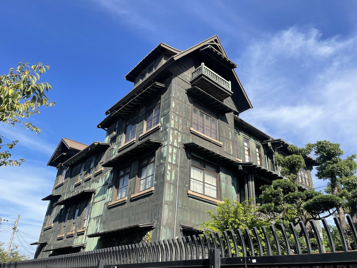 kmngr's tweet image. 加古川市別府 多木浜洋館(同比閣)屋根も外壁も全てが銅板葺きで全身銅で包まれているという、しかもその姿で百年そこにある異常な洋館
できたばかりのときは赤銅に輝いていて、今は別府港、海のすぐそばで全体が緑青に変化している
よく太平洋戦争の金属供出から逃れたな…