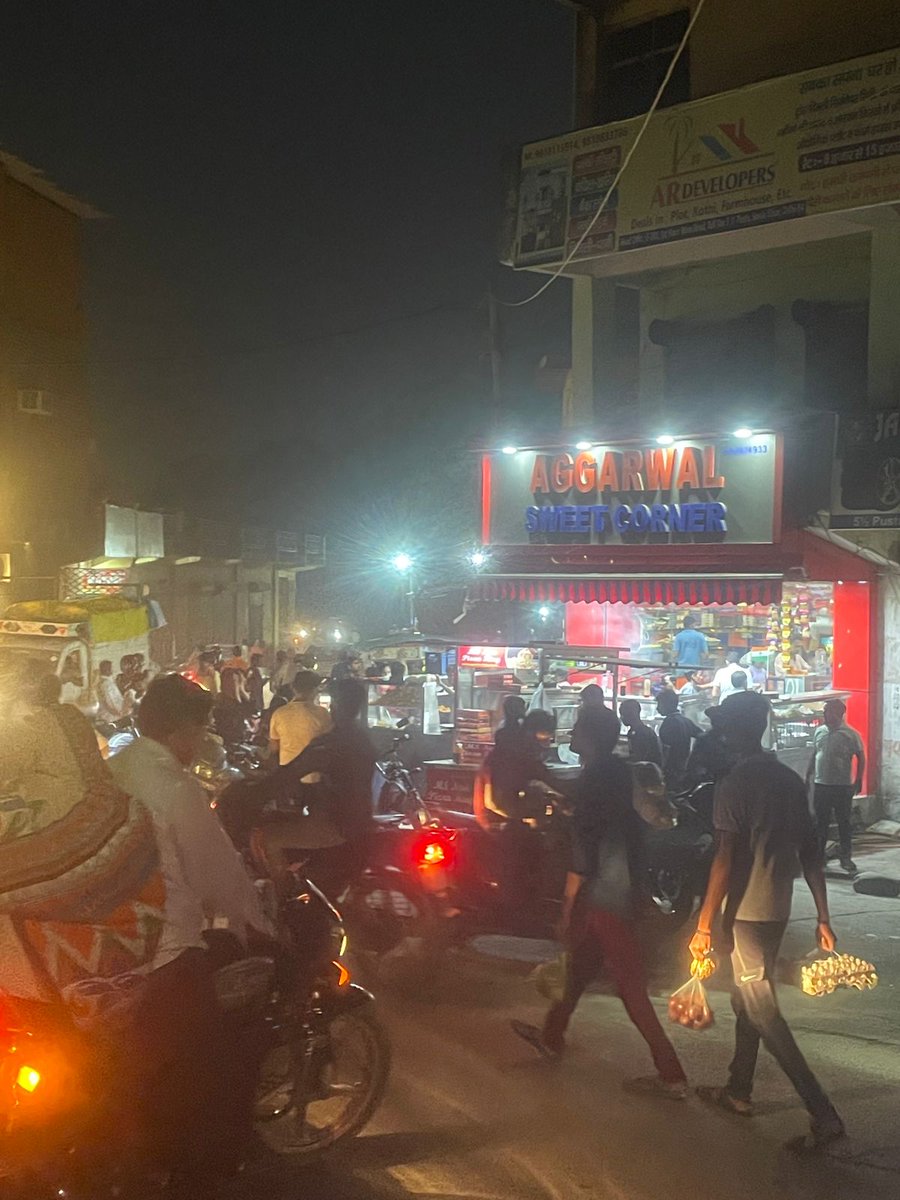 सोनिया विहार टोल टैक्स ढलान पर अग्रवाल रेस्टोरेंट ने अपनी दुकान के आगे ठेली लगाकर लगभग 10 फ़ीट सड़क घेर रखी है, अतिक्रमण व जाम के कारण राहगीर परेशान है लेकिन <a href="/DelhiPolice/">Delhi Police</a> <a href="/MCD_Delhi/">Municipal Corporation of Delhi</a> आंख, कान बन्द करे बैठे है।
<a href="/DCPNEastDelhi/">DCP North East Delhi</a> <a href="/CPDelhi/">CP Delhi #DilKiPolice</a> <a href="/Sho_Soniavihar/">SHO SONIA VIHAR</a>  कृप्या बताएं क्या तालमेल है?