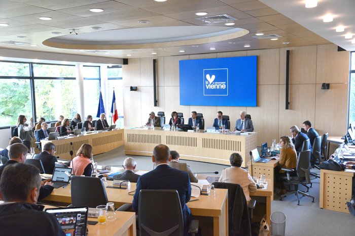 unionvienne's tweet photo. Le vote de la DM2 du @departement86  s’est déroulé ce vendredi 27 septembre sous la Présidence d’ @AlainPichon86 => à lire ici : https://t.co/ndF5AnbUTQ https://t.co/MPWYljJifH