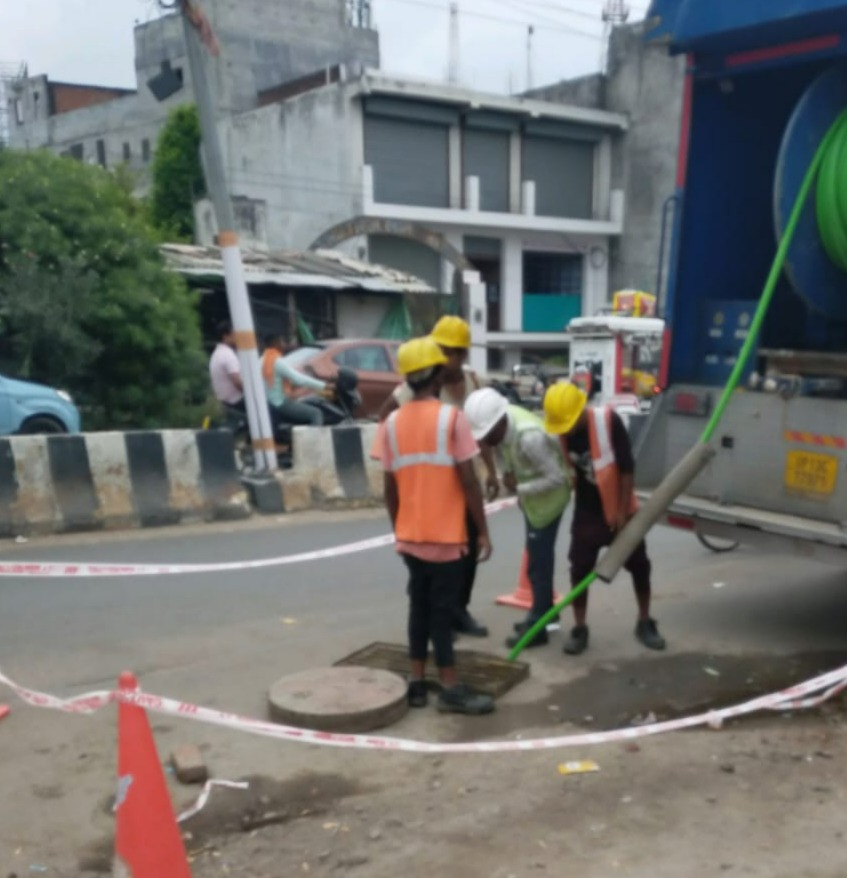 Sateesh_Kumarr's tweet photo. The government has given the responsibility of cleaning the city's sewers in the right hands. Within a short time of filing a complaint, the concerned employees come and do the work. @suez India's work in the city is satisfactory.
#greenlucknow #cleanlucknow https://t.co/qahSkIYeDM