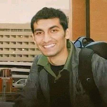 mysteryatheist1's tweet image. یہ بدنصیب انسان جنید حفیظ ہے، جو بہاءالدین ذکریا یونیورسٹی ملتان میں لیکچرر تھا. انتہائی ذہین اور تعلیمی کوالیفیکیشن نہایت شاندار کارکردگی، تقریباً آٹھ سال قبل اس بدقسمت نے یونیورسٹی میں ایک سیمینار کروایا جس کے بعد چند طلباء نے اس پر گستاخی رسول کا الزام لگایا اور اسے گرفتار کر…