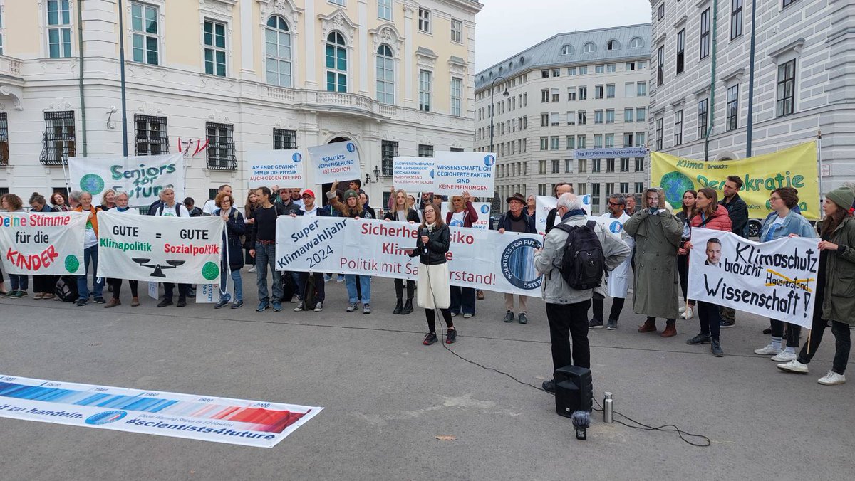 Gestern bei der Pressekonferenz der Scientists4Future Austria, tolle Reden, z.B. Reinhard Steurer in einer Rede an potentielle Rechtswählende, 
youtu.be/e5YztF2FRLE?fe…
Weiterleiten, verbreiten! 
#DemokratieWählen 
#KlimaRetten 
#EineWeltGewinnen