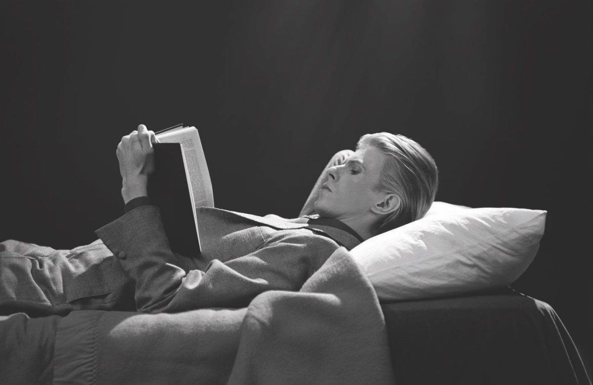 literlandweb1's tweet photo. "¿Cuál es tu idea de la felicidad perfecta?", le preguntaron a David Bowie al someterse al cuestionario Proust: "Leer", respondió.
"¿Cuál es la característica que más valora en un hombre?", afirmaba otra de las preguntas: "La habilidad de devolver libros", contestó. https://t.co/lnDs8KJG0r