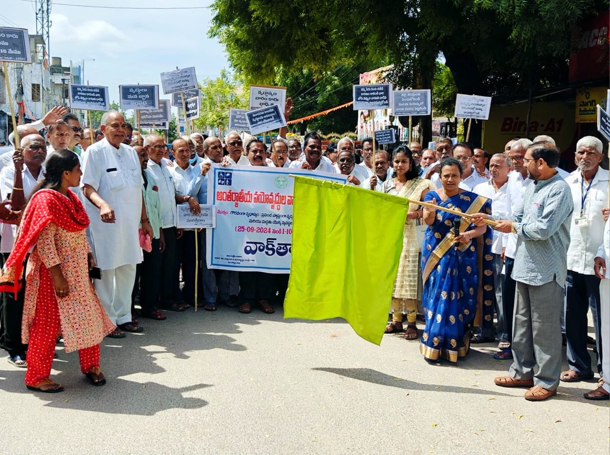 airnews_hyd's tweet image. అంతర్జాతీయ #SeniorCitizensDay సందర్భంగా జిల్లాలో నిర్వహిస్తున్న #seniorcitizensweek భాగంగా జిల్లా సంక్షేమ శాఖ ఆధ్వర్యంలో జిల్లా కేంద్రంలోని ఓవర్ బ్రిడ్జి నుండి ముఖరం చౌరస్తా వరకు చేపట్టిన #walkthon ర్యాలీని జిల్లా సంక్షేమ శాఖ అధికారి స్వరూపారాణితో కలిసి జెండా ఊపి ప్రారంభించారు.