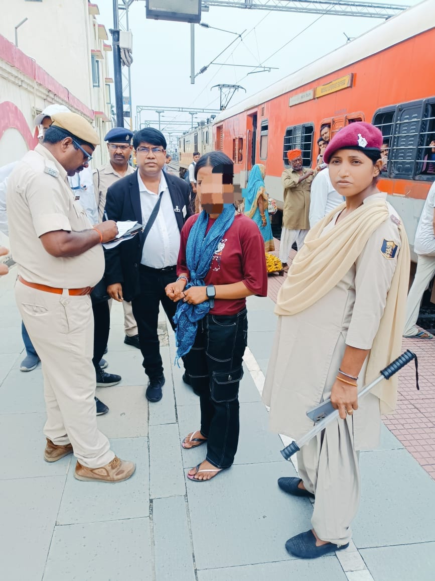 irtcso's tweet photo. @AshwiniVaishnaw @RailMinIndia @IR_CRB @NCPCR_ @ECRlyHJP @GM_ECRly @NCWIndia @ncpr @drm_sonpur @srdcmsonpur @NCWIndia 
श्री राजेश कुमार CTI/BJU ने घर से निकली लड़की को सुरक्षित घर वापसी के लिए GRP सोनपुर के सुपुर्द किया https://t.co/AsA2sWcjnQ