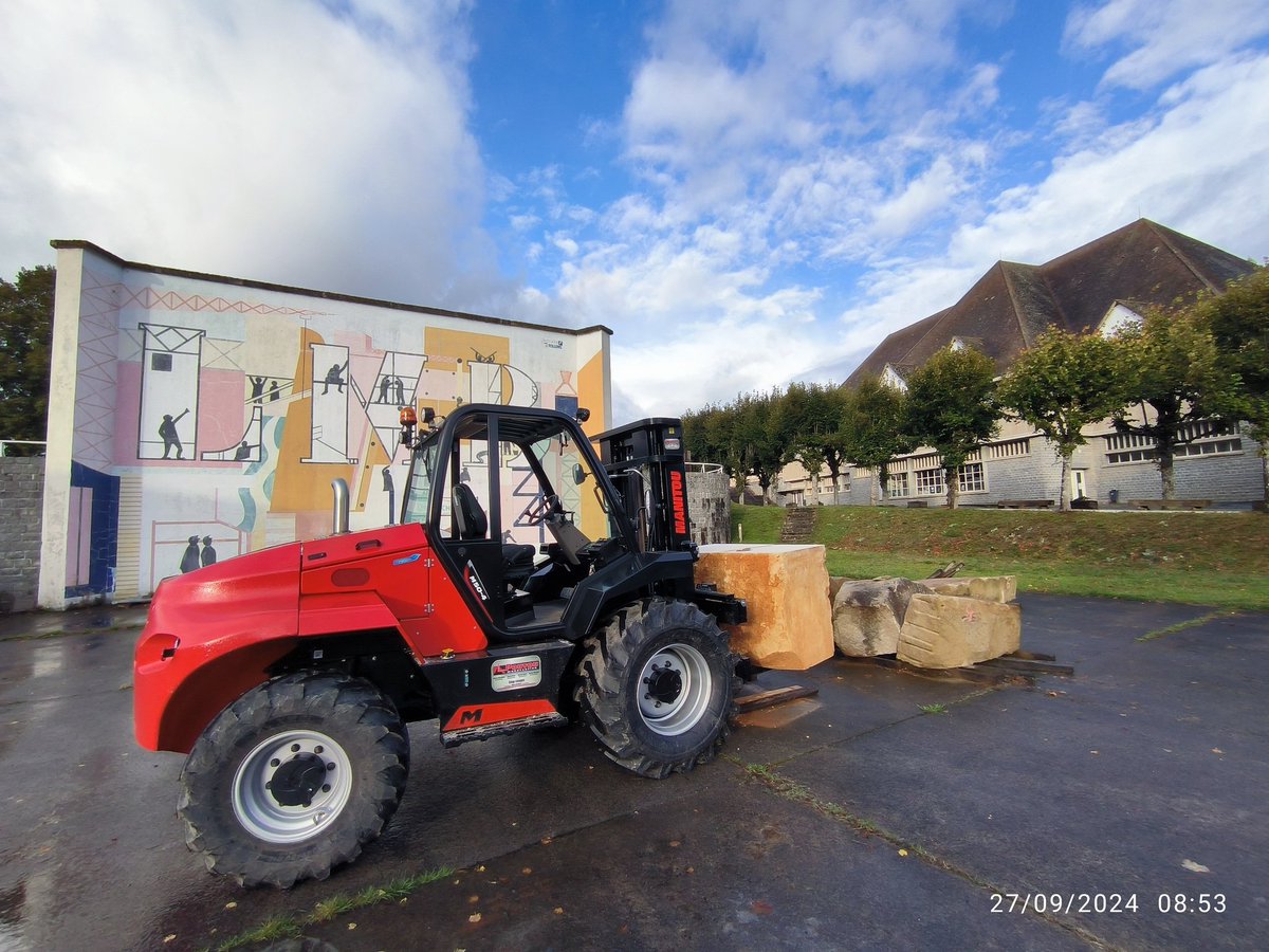 Le LMB Felletin vient d'être doté d'un nouveau chariot élévateur #manitou la manutention en sécurité des charges lourdes sur nos plateaux techniques et le magasinage des matériaux nécessaires à la pédagogie.
Financement Académique du Limousin <a href="/CfaLimousin/">CFA Académique du Limousin</a>
#preventionbtp