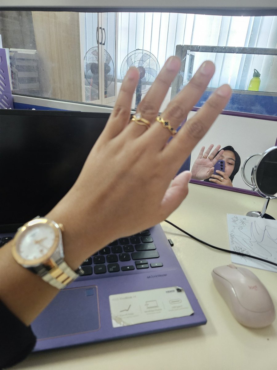 FanaAzdha's tweet photo. Counting minutes nk balik kerja. Nak kena cair pair cincin clover tu rasanya. Gelang mungkin? https://t.co/Q7t11UHvBo