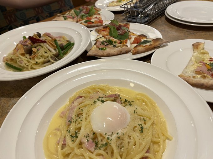 今日の夕飯はピザの食べ放題のお店に遊びに来てみました🍕

メイン料理のパスタも美味しそうでめちゃくちゃテンション上がる😌✨ 