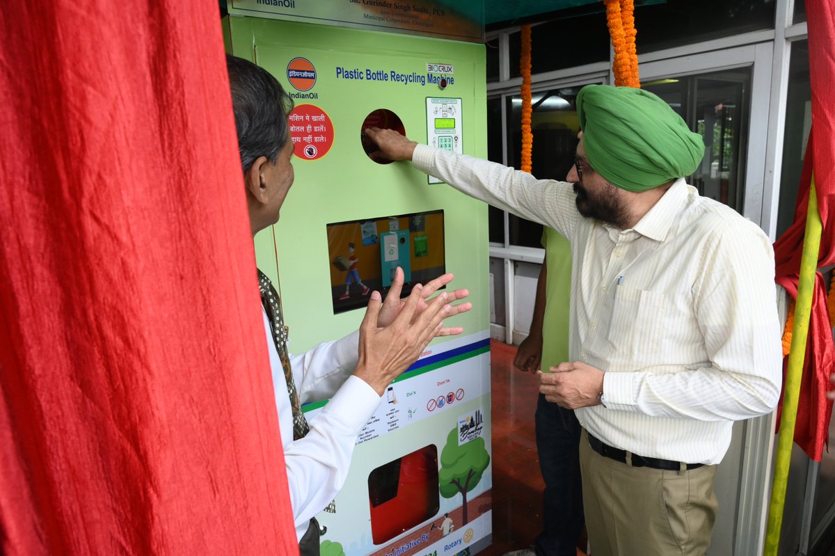 ioclpunjab's tweet photo. Celebrating 10 yrs of #SwachhBharatAbhiyan,PET Bottle Crusher Machine inaugurated @ioclpunjab by Jt. Com. Municipal Corpn, Chandigarh Sh. Gurinder Singh Sodhi, PCS . Now drop in your used plastic bottles and earn rewards. 
#SwachhataHiSeva2024 
#savethemotherearth
@IndianOilcl https://t.co/zsy6YA0cFk