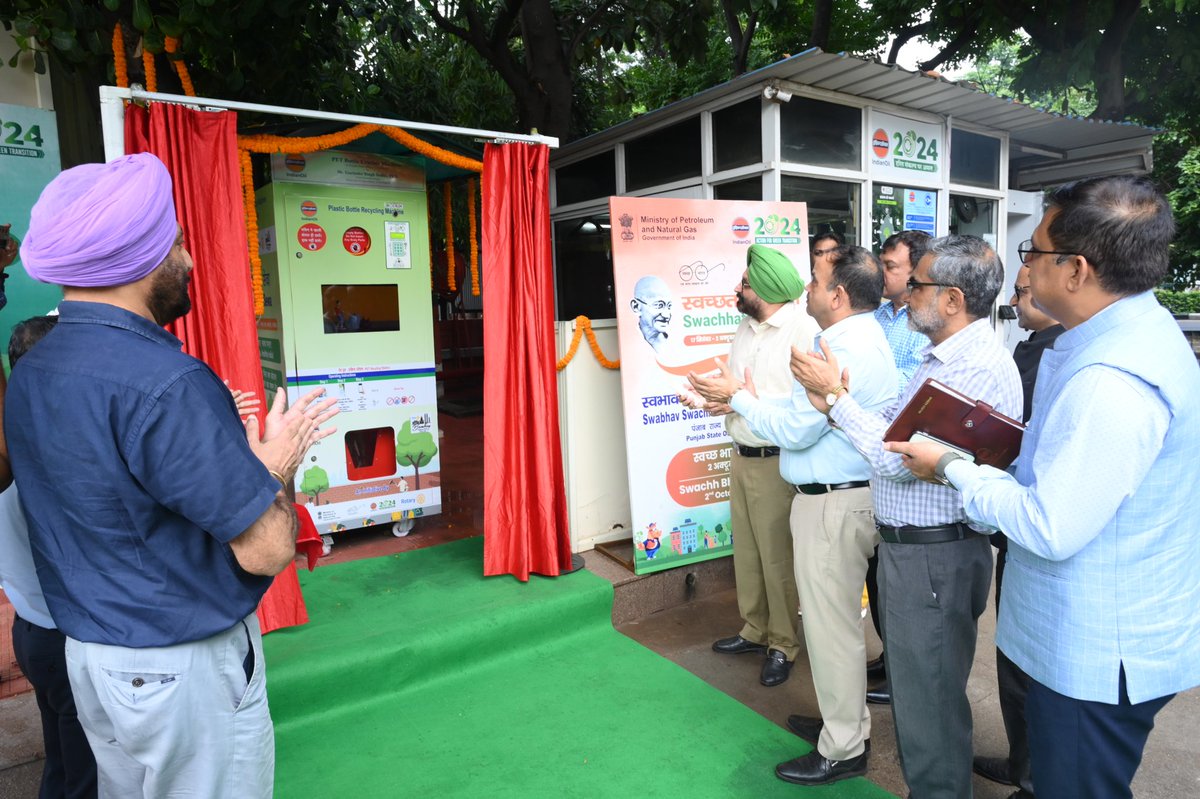 ioclpunjab's tweet photo. Celebrating 10 yrs of #SwachhBharatAbhiyan,PET Bottle Crusher Machine inaugurated @ioclpunjab by Jt. Com. Municipal Corpn, Chandigarh Sh. Gurinder Singh Sodhi, PCS . Now drop in your used plastic bottles and earn rewards. 
#SwachhataHiSeva2024 
#savethemotherearth
@IndianOilcl https://t.co/zsy6YA0cFk