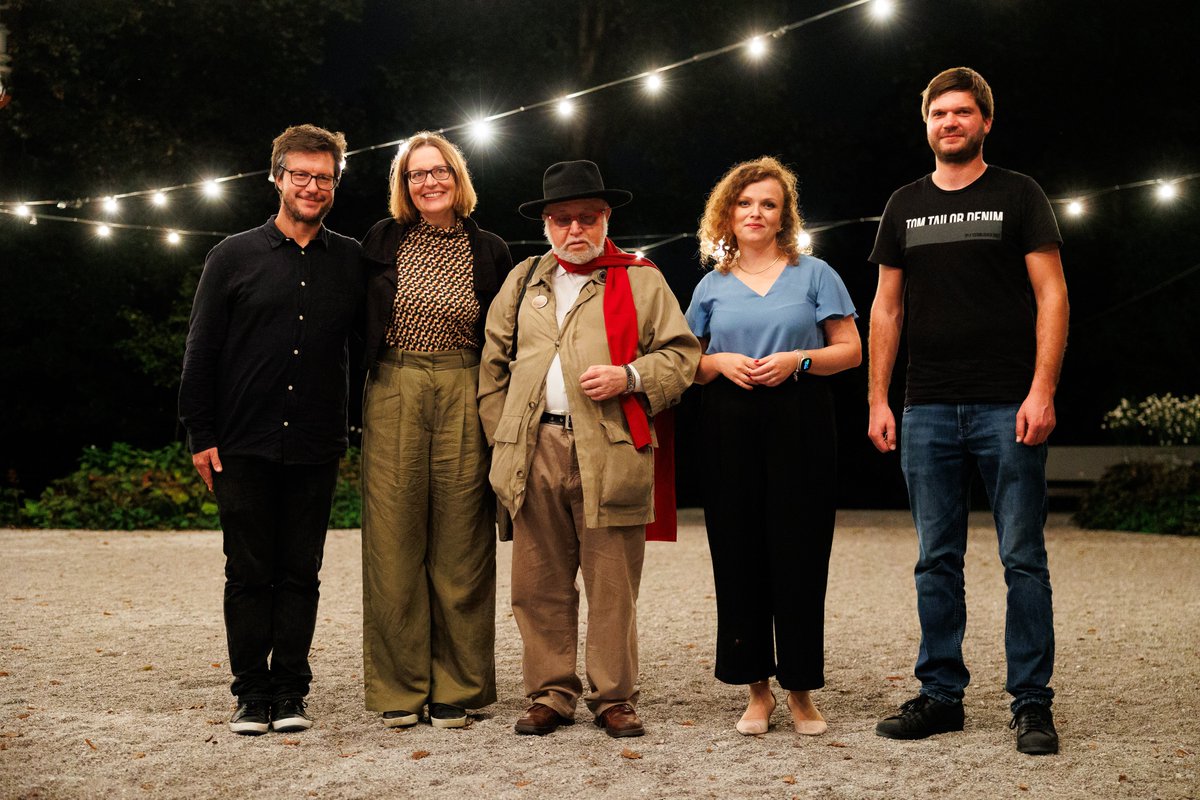 Luka Hvalc (@vahlc) on Twitter photo 📻 Dokumentarec o dr. Evgenu Bavčarju, ki smo ga soustvarili na vseh treh programih javnega radia (<a href="/radioPrvi/">Prvi program Radia Slovenija</a>, <a href="/Val202/">Val 202</a>, <a href="/programArs/">Program Ars</a>), je v ožjem izboru na uglednem festivalu na področju ustvarjalnega radia, zvočne umetnosti in podkastov v Franciji.
Več ▶️ rtvslo.si/kultura/drugo/… 📻 Dokumentarec o dr. Evgenu Bavčarju, ki smo ga soustvarili na vseh treh programih javnega radia (<a href="/radioPrvi/">Prvi program Radia Slovenija</a>, <a href="/Val202/">Val 202</a>, <a href="/programArs/">Program Ars</a>), je v ožjem izboru na uglednem festivalu na področju ustvarjalnega radia, zvočne umetnosti in podkastov v Franciji.
Več ▶️ rtvslo.si/kultura/drugo/…