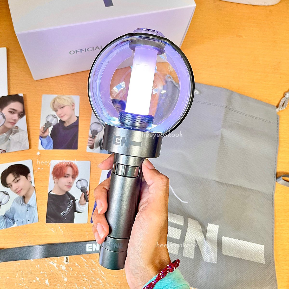 heeyeonkook's tweet photo. Review Enhypen lightstick / Engene bong ver 2 🤩

People said there aren’t many different between v2 &amp; v1, but I think that’s not true!

From afar yes, they look quite similar, but ver2 has some cute details that make it looks more pretty than ver1🥹 https://t.co/S8SafpAsp8