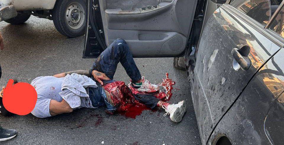 SanderSassen's tweet photo. Hezbollah terrorist wordt met hoge precisie (bijna) uitgeschakeld. Dit lijkt op een miniatuur uitvoering van de R9X Hellfire raket met snijbladen, afgevuurd door een drone? Zonde van die gympen, gaan die vlekken eruit in de was? ***NSFW***

#hezbollah #terrorist #hellfire #r9x https://t.co/pw1LkILcjT