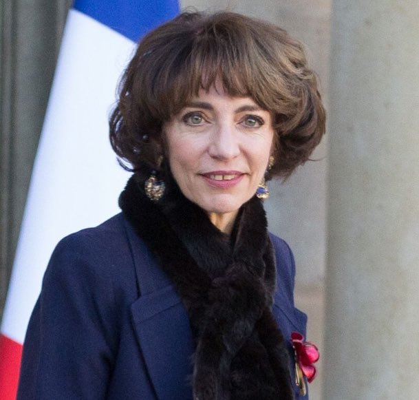 UnionNatioPop's tweet photo. Ça c’est Marisol Touraine.

Marisol c’est une enfance dans un milieu aisé, son père est sociologue et sa mère dentiste. Son oncle est le dermatologue réputé Philippe Touraine.

Marisol c’est aussi un parcours étudiant sans bavure après l’École normale, elle est ensuite agrégée de sciences économiques et sociales, elle est diplômée de l’IEP de Paris et de Harvard.

Marisol c’est la conseillère, ainsi elle conseillera Michel Rocard à Matignon sur des questions de géostratégies, Bécassine se prenait pour Napoléon.

Marisol c’est l’élue, députée dans l’Indre-et-Loire, elle sera battue en 2002 mais réélue en 2007. Pas de panique, Marisol se recyclera entre 1998 et 2015 comme conseillère générale puis comme présidente du Conseil général de l’Indre-et-Loire.

Marisol c’est la rebelle, elle sera ainsi la meneuse de la fronde parlementaire contre la réforme des retraites mise en place sous le gouvernement Fillon. Elle fera face avec ténacité à Éric Woerth mais son QI de mouette lui permettra de lui mettre une douille.

Marisol c’est la secrétaire, femme de gauche préférant Vuitton à Hermès. Elle sera ainsi secrétaire nationale du PS à la solidarité et à la protection sociale. En 2011 elle sera un soutien de Dominique Strauss-Kahn jusqu’à l’accident qu’il aura avec son gros serpent.

Marisol c’est la réflexion, avec sa copine Anne Sainclair elle est membre du club Le Siècle.

Marisol c’est la ministre, une fois le résidu d’éjaculat d’un beauf de l’OAS après passage par le fondement vainqueur en 2012, elle devient sa ministre de la Santé. 

Marisol c’est le bulldozer, elle va casser l’hôpital public, mais aussi lâcher complètement les commandes de matériaux médicaux permettant à la France de se préparer à une pandémie pour faire des économies de bout de chandelles.

Marisol c’est l’interdiction, ainsi elle fera interdire la cigarette électronique partout, et fera le bonheur des réseaux criminels en mettant en place le paquet neutre beaucoup plus facile à copier pour les contrebandiers, Marisol est intelligente.

Marisol c’est aussi des difficultés, ainsi son fils ira dépouiller une femme de 59 ans atteinte d’un handicap alors que sa petite maman est assujettie à l’ISF, le petit fragile sans noix, sera enfermé à la prison de la Santé.

Marisol c’est le retournement de veste, après 2017 elle se présente aux législatives sous la bannière de En Marche sans avoir l’investiture, elle sera battue.

Marisol c’est le sens du recyclage elle réintégrera ainsi le Conseil d’État, devient présidente d’Unitaid, et du théâtre 14 Jean-Marie Serreau.

Marisol c’est également l’interrogatoire, ainsi elle sera auditionnée par la commission d’enquête pour le Covid suite à son rôle dans l’impréparation de la France au début de la pandémie dont elle était responsable pour économiser, au bout du compte… à peine 15 millions.

Marisol c’est le néant absolu, l’incompétence, elle n’est pas méchante mais monstrueusement idiote et suffisante.

PS : Nos portraits vous plaisent ? Les deux tomes sont en promotion aujourd’hui. Si vous êtes intéressés, contactez-nous en message privé 🙏❤️