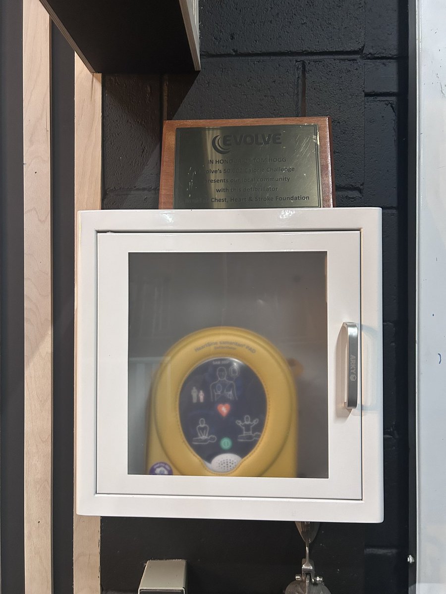 Ciara9429's tweet image. My new gym has a lovely little but mighty defibrillator 🥹❤️‍🩹 feeling extra safe now 😂 #cprawareness #CPRSAVESLIFES