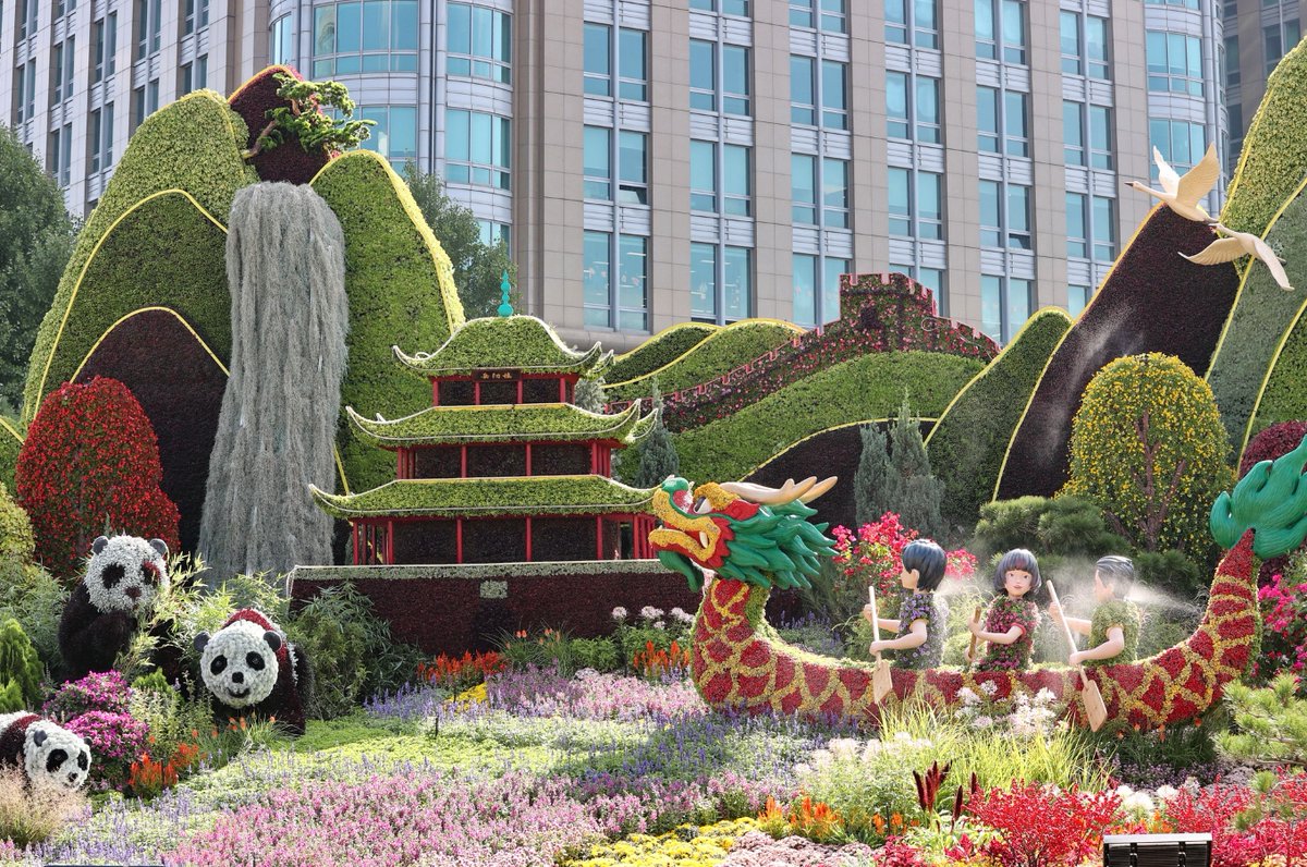 zhengze1119's tweet image. Along Chang'an Avenue in Beijing, between the Jianguomen and Fuxingmen, 10 groups of carefully arranged three-dimensional flower beds have become popular photo spots for citizens and tourists. #holiday #beauty #Chinaguide #scenery