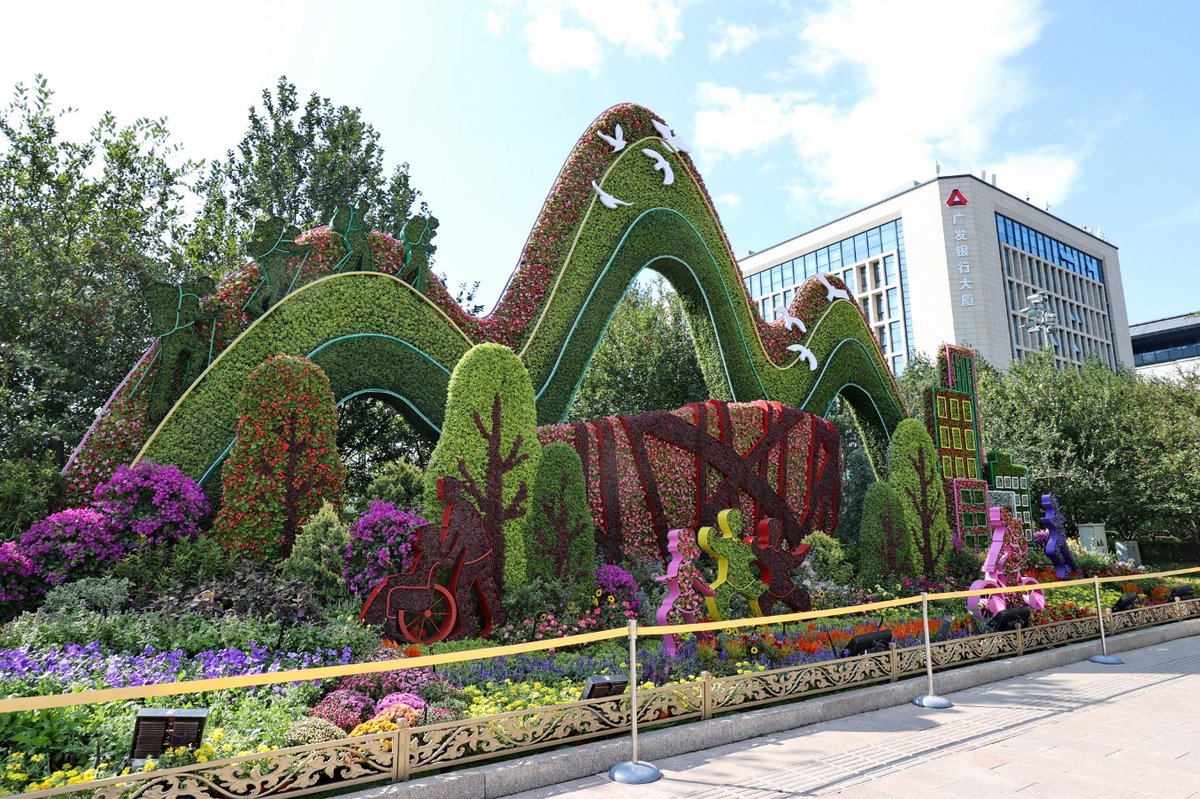zhengze1119's tweet image. Along Chang'an Avenue in Beijing, between the Jianguomen and Fuxingmen, 10 groups of carefully arranged three-dimensional flower beds have become popular photo spots for citizens and tourists. #holiday #beauty #Chinaguide #scenery