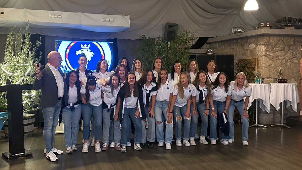 ZaragozaCFF's tweet photo. Hemos presentado en @torrelunazgz la temporada 24 - 25 con nuestras jugadoras, cuerpos técnicos de las diferentes categorías, patrocinadores y autoridades como el concejal de deportes del Ayuntamiento de Zaragoza, @BrocateFelix 

¡Gracias por acompañarnos!

#zaragozacff💙 https://t.co/DllWxkDLlb