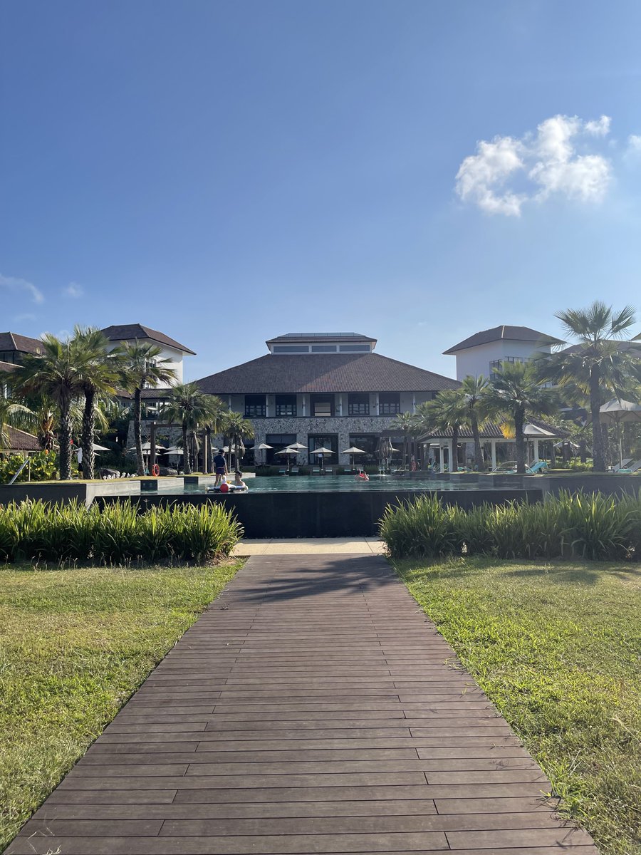 arfdy12's tweet photo. Kalau nak experience resort dekat tepi pantai, makan sedap, tak perlu keluar untuk buat benda lain dan berkonsep nusantara… this is the place!

Tak payah nak pergi Bali dah, bajet untuk flight tu boleh bayar this 5 Stars resort.

Memang berbaloi sambil Cuti-cuti Malaysia! https://t.co/IG7VktLgIl