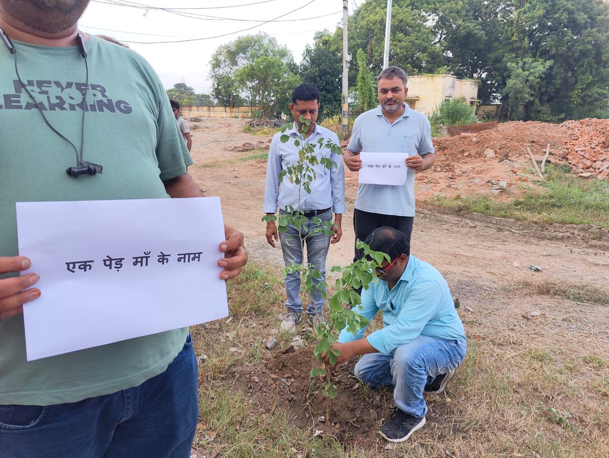 मंडल कार्यालय बांदा के अंतर्गत एफएसडी महोबा में " एक पेड़ मां के नाम " अभियान के तहत मंडल प्रबंधक श्री मनोज कुमार मुंडोतिया तथा अन्य कर्मचारियों द्वारा वृक्षारोपण किया गया। <a href="/FCI_India/">Food Corporation of India</a> <a href="/FciLko/">FCI Uttar Pradesh</a>